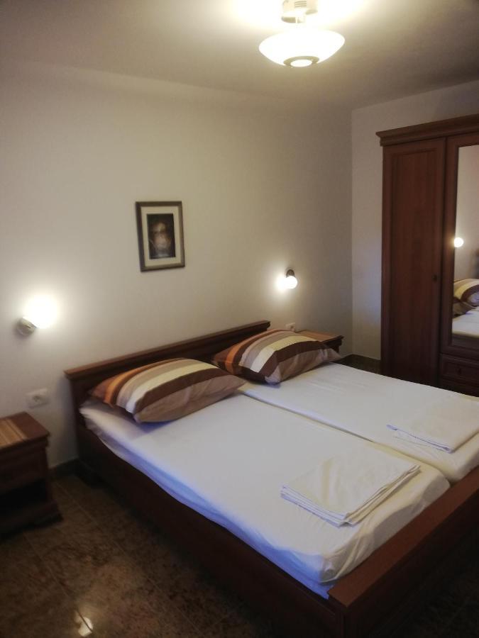Apartman Nevia Lka Opric Dış mekan fotoğraf