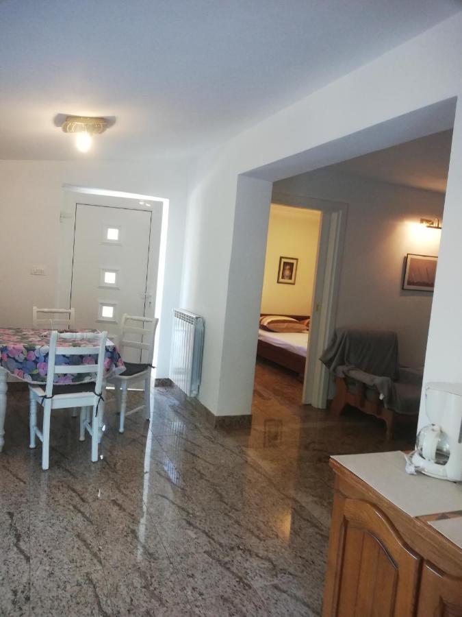 Apartman Nevia Lka Opric Dış mekan fotoğraf