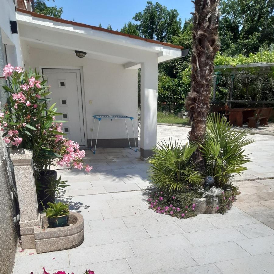 Apartman Nevia Lka Opric Dış mekan fotoğraf